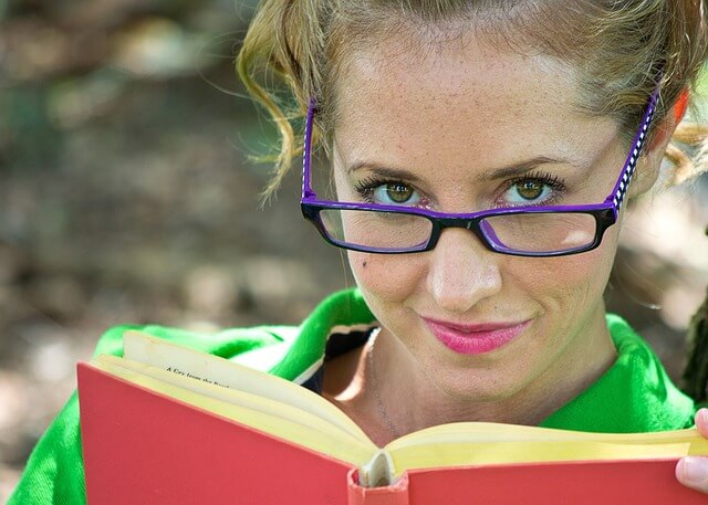 kobieta w okularach z książką