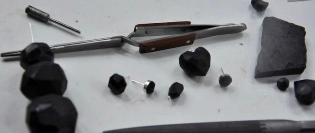 Narzędzia do wyrobu biżuterii z węgla kamiennego
