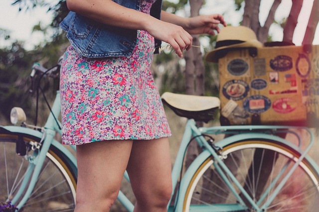 Dziewczyna stoi przy rowerze