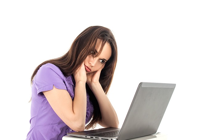 Kobieta siedząca przy komputerze