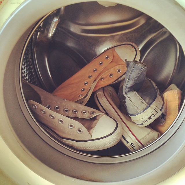 Pranie butów w pralce
