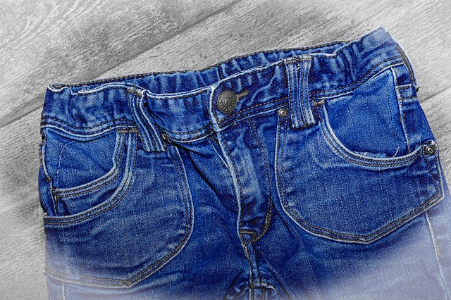 Symetryczne kieszenie w dżinsach